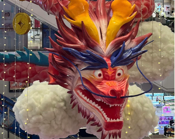 Hình ảnh linh vật rồng chào mừng năm 2024 tại Aeon mall Tân Phú (quận Tân Phú, TP HCM) đang được chia sẻ rất nhiều trên mạng xã hội và nhận về nhiều lời khen chê. Linh vật rồng được treo tại sảnh lớn của trung tâm thương mại này có màu sắc ấn tượng với màu đỏ, xanh làm chủ đạo. Các chi tiết như râu, vảy được thể hiện tỉ mỉ, phần thân rồng có dáng bay rất uyển chuyển. Tuy nhiên, nhiều cư dân mạng chê rằng biểu cảm giận dữ thể hiện trong đôi mắt rồng trông hơi đáng sợ. Trong khi đó, nhiều người khác nhận xét, biểu cảm này phù hợp với loài vật thần thoại có sức mạnh và quyền năng phi thường này.