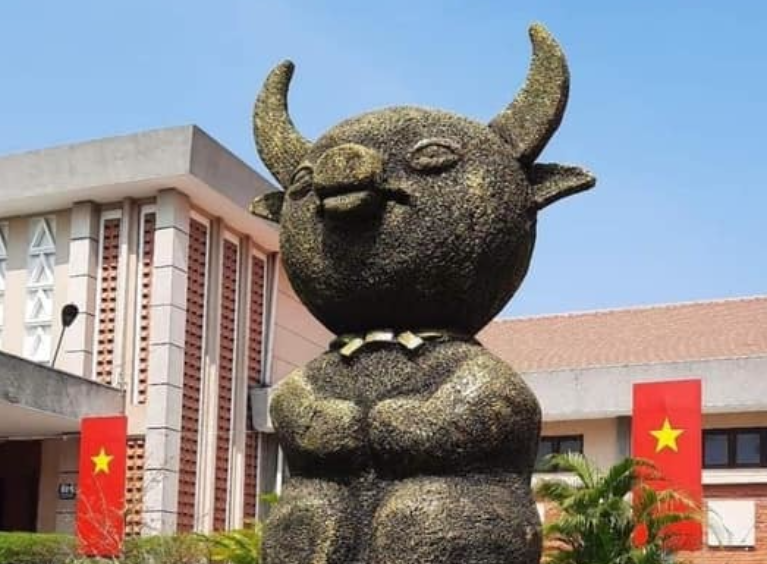 Nhiều người đã tranh cãi kịch liệt về linh vật này, không rõ là lợn hay trâu? 