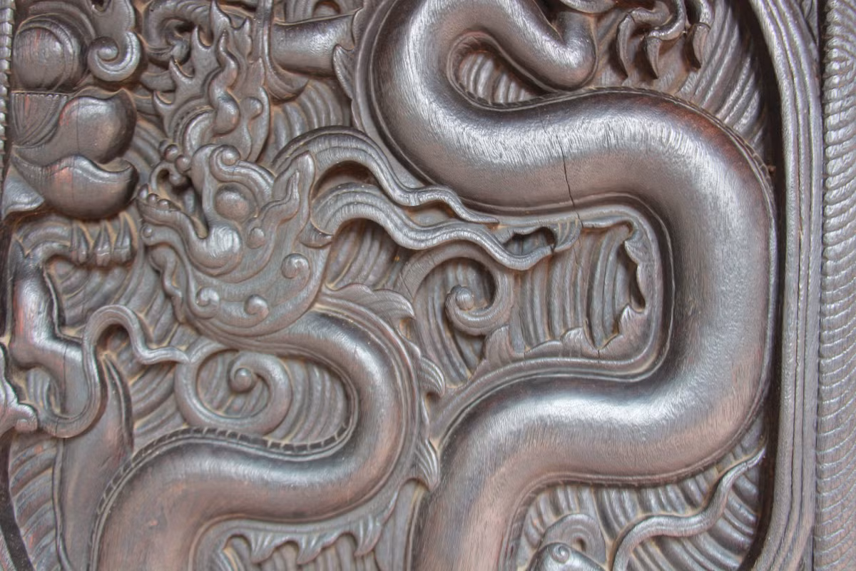 Nhìn chung, hình tượng rồng được thể hiện trên nền hoa văn mây lửa. Khung riềm phía trên trang trí vân mây, khung riềm phía dưới tạo hình hoa văn sóng nước, hai bên là hình cánh sen cách điệu.