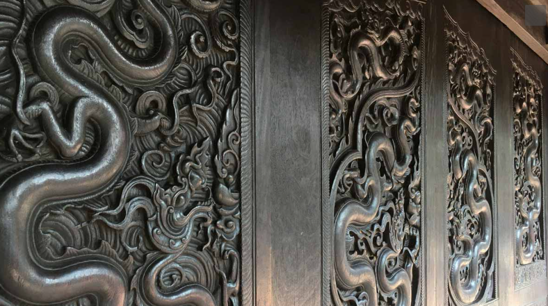 Thân rồng tròn, thon không có vảy, cuốn thành từng khúc, nhỏ dần về đuôi. Vây lưng nhỏ, sắc chạy dọc thân