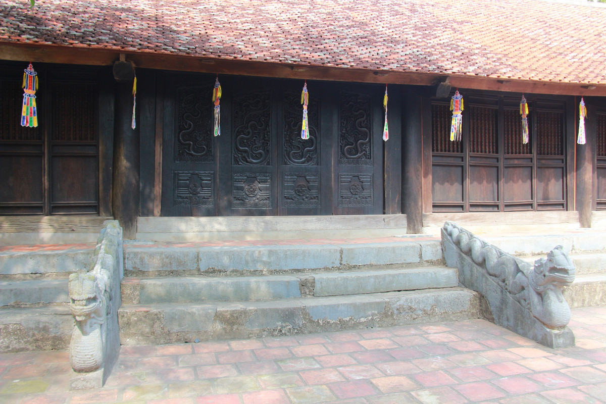 Bộ cánh cửa gồm có 4 tấm chạm khắc hình rồng ở gian giữa nhà Tiền đường, chùa Phổ Minh (phường Lộc Vượng, TP Nam Định) được phục dựng theo tỉ lệ 1:1 so với bản gốc đang trưng bày tại Bảo tàng Lịch sử quốc gia và Bảo tàng tỉnh Nam Định có niên đại từ thời Trần. 