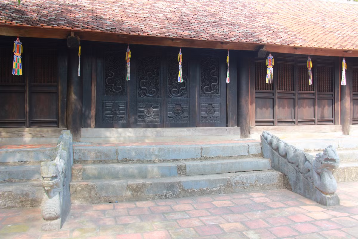 Bộ cánh cửa gồm có 4 tấm chạm khắc hình rồng ở gian giữa nhà Tiền đường, chùa Phổ Minh (phường Lộc Vượng, TP Nam Định) được phục dựng theo tỉ lệ 1:1 so với bản gốc đang trưng bày tại Bảo tàng Lịch sử quốc gia và Bảo tàng tỉnh Nam Định có niên đại từ thời Trần. 