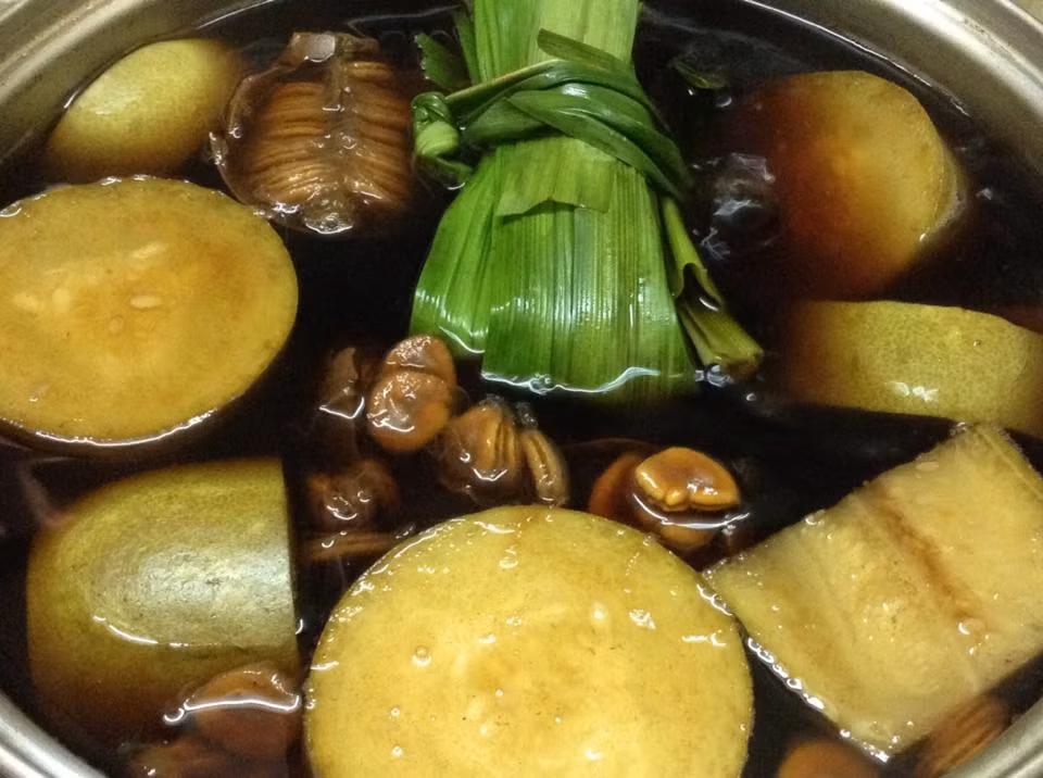 Bước 3: Khi nước sôi, hạ lửa nhỏ, nấu khoảng 60 phút đến khi bí mềm thì cho lá dứa vào đun tiếp khoảng 5 phút thì tắt bếp. 