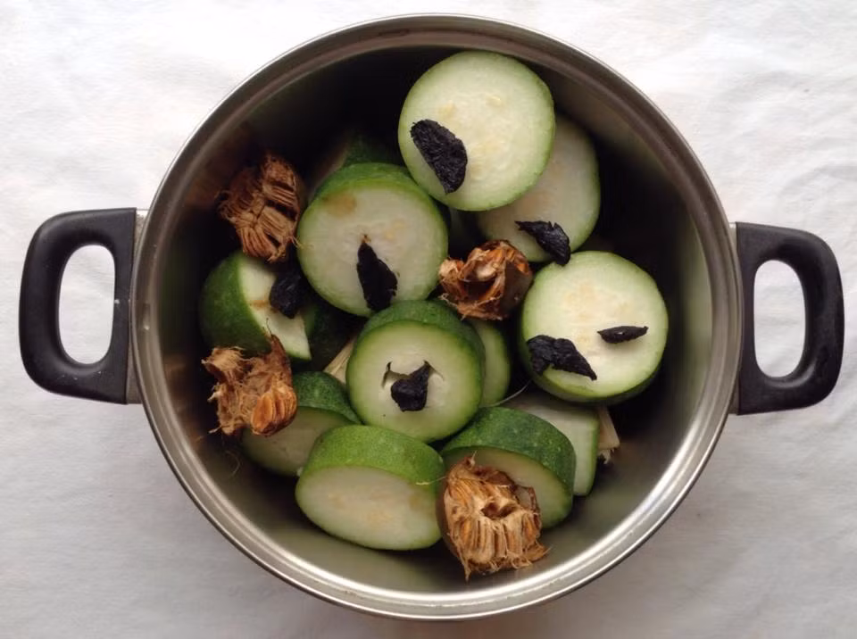 Bước 2: Xếp mía lau xuống đáy nồi rồi lần lượt xếp bí, thục địa cắt miếng và quả la hán bẻ nhỏ. Sau đó cho nước vào đun. 