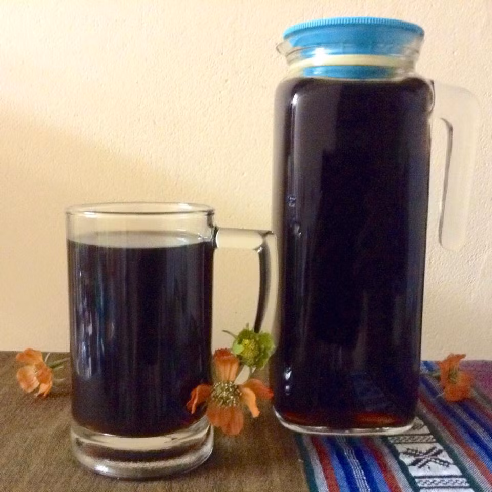 Bước 4: Tiếp tục đậy nắp nồi đến khi nước bí đao nguội hẳn thì lọc qua rây để bỏ cái. 