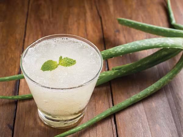 Nước ép nha đam: Bên cạnh tác động tích cực đến sức khỏe nói chung, các enzyme trong nha đam giúp nuôi dưỡng và tăng cường sức khỏe của các nang tóc, từ đó khuyến khích mọc tóc nhanh. 