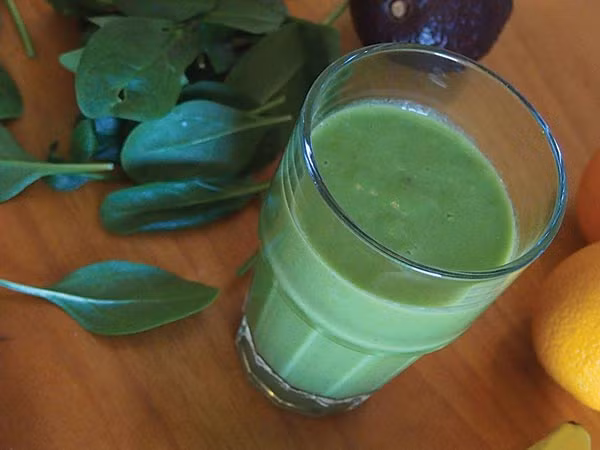 Nước ép rau chân vịt: Với thành phần phong phú bao gồm vitamin, khoáng chất và sắt; nước ép rau bina không chỉ thúc đẩy tóc mọc nhanh hơn mà còn loại bỏ cảm giác ngứa da đầu. Ngoài ra, nước ép rau bina còn giúp tóc trở nên mềm mượt, tự nhiên hơn. 