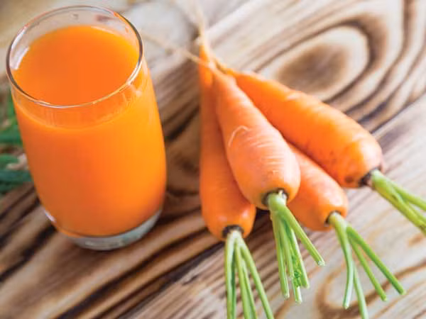 Nước ép cà rốt: Thành phần vitamin C, beta-carotene trong cà rốt giúp nuôi dưỡng da đầu và cải thiện sức khỏe mái tóc. Bạn có thể ủ tóc với nước ép cà rốt 2 lần trong một tháng để có mái tóc dài nhanh hơn. 