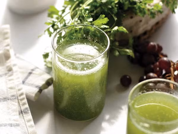 Nước ép rau mùi: Hãy dùng nước ép rau mùi thấm vào từng sợi tóc khi tóc còn ẩm và gội kỹ sau 20 phút. Cách này giúp tóc tăng trưởng tốt và thoát khỏi nhiều vấn đề thường gặp như gàu, ngứa da đầu. 