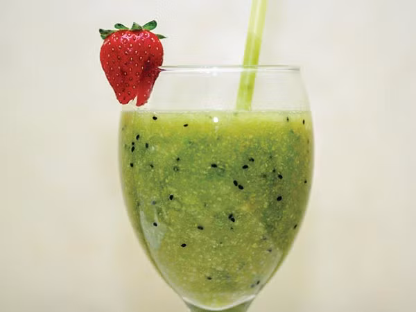 Nước ép kiwi: Hãy bôi nước ép kiwi lên tóc của bạn hai lần mỗi tuần nếu muốn tóc dài nhanh Vitamin A E và C trong kiwi sẽ giúp mái tóc của bạn trở nên mềm mượt và mọc nhanh hơn.