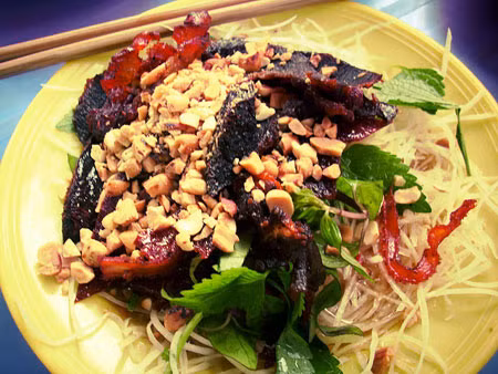 Để nộm không bị chua gắt, có màu đẹp và không bị nát: Trộn đường đầu tiên sau đó mới cho dấm vào nộm.