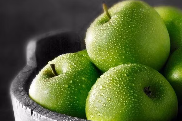 Táo: Táo là một trong những loại quả tốt cho da. Những thành phần trong táo giúp xóa mụn trên da và loại bỏ quầng thâm xung quanh mắt. Bên cạnh đó, các vitamin trong táo cũng giúp da trở nên rạng rỡ hơn. 