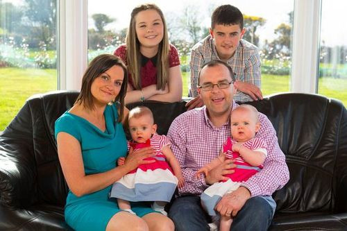 Tháng 5/2013, tờ The Mirror Anh đưa thông tin về hai bé sinh đôi ra đời cách nhau 87 ngày. Đây là một kỷ lục về thời gian ra đời cách xa nhau của một cặp sinh đôi. Bé gái đầu tiên tên là Amy ra đời khi mới 23 tuần thai và chỉ nặng 540g. Sau khi sinh hạ Amy, các cơn co thắt của mẹ bé đột nhiên chấm dứt và em gái của Amy là Katie tiếp tục ở lại trong bụng mẹ. 