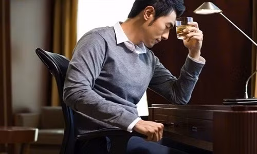 Bi mat dong troi cua nguoi vo ngoan hien sau lan hop lop