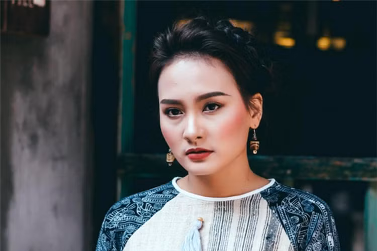 Nữ diễn viên thường đi theo hình ảnh gợi cảm, quyến rũ. Cách trang điểm cũng giúp cho cô tôn vinh đường nét trên gương mặt.