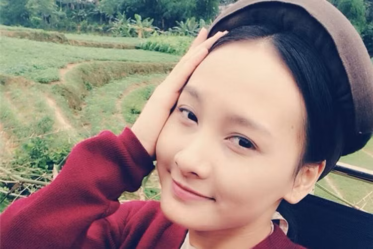 ... và việc trang điểm mắt thường xuyên đã khiến thị lực của cô bị ảnh hưởng.