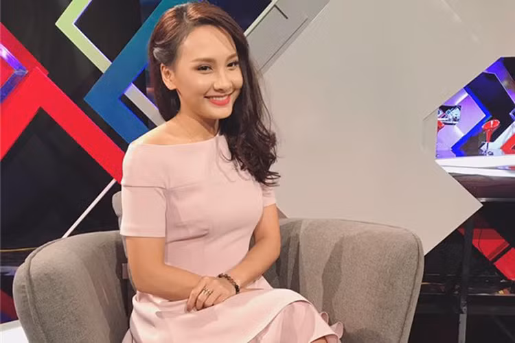 Những ngày qua Bảo Thanh dính phải nghi án cố ý đi "thả thính" nhiều nam đồng nghiệp đã có gia đình. Tuy nhiên cô vừa lên tiếng đính chính : “Ông bà ta có câu "mỗi cây mỗi hoa, mỗi nhà mỗi cảnh" nếu đứng trước mức độ chủ quan thì không nên đánh giá một vấn đề gì, cái gì cũng phải nghe hai tai đã".