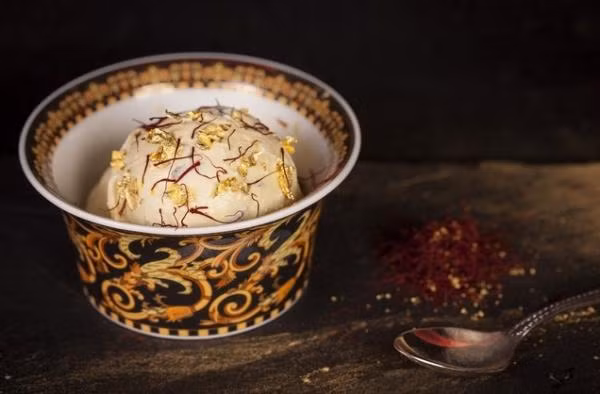 Đơn cử như món kem kim cương đen, một món ăn yêu thích của đại gia Dubai và nhiều ông chủ lắm tiền nhiều của khắp thế giới. Nó cũng được đánh giá là món ăn đắt đỏ nhất thế giới dành cho giới siêu giàu.