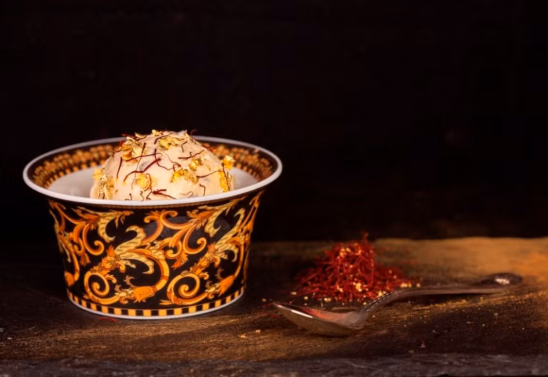 Thành phần của kem kim cương đen gồm có nghệ tây Iran, nấm Truffle đen quý hiếm và 23 carat vàng. Giá của một ly kem lên tới 817 USD nhưng nhiều người sẵn sàng chi tiền để thưởng thức nó chỉ vì thích.