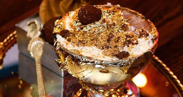 Công thức làm nên món ăn có giá cắt cổ này gồm 14 loại ca cao hiếm và đắt nhất có nguồn gốc từ châu Phi và Nam Mỹ, thêm sữa, đá viên, kem tươi, socola mắc nhất thế giới La Madeline au Truffle và 5g vàng 24k được phủ lên trên.