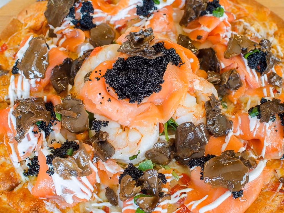 Bánh pizza có tên Louis XIII với giá bán gần 300 triệu đồng/ cái là một trong những cái bánh đắt nhất thế giới của một nhà hàng ở Ý.