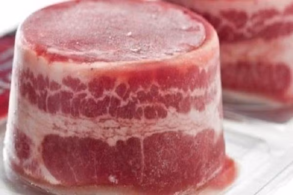 Thịt đông lạnh nếu chỉ bảo quản đơn giản bằng cách cho vào túi ni lông rồi để đông trên ngăn đá sẽ làm mất đi hương vị đặc trưng của thịt, khiến dinh dưỡng trong thịt kém đi, thịt trở nên dai và nhạt nhẽo.