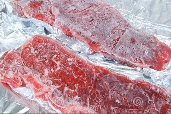 Cách rã đông thịt tốt nhất chính là lấy thịt từ ngăn đá đặt xuống ngăn mát để thịt rã đông tự nhiên. Sau đó cần chế biến ngay sau khi tan đá để tránh thịt mất nước, nhiễm khuẩn, mất hương vị dinh dưỡng vốn có.