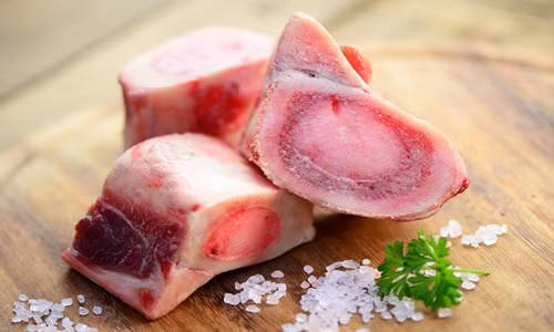 Thịt để trong tủ lạnh lâu ngày rất dễ gây nên tình trạng ngộ độc do một số vi khuẩn độc hại có sẵn trong môi trường tủ lạnh xâm nhập vào gây ra.