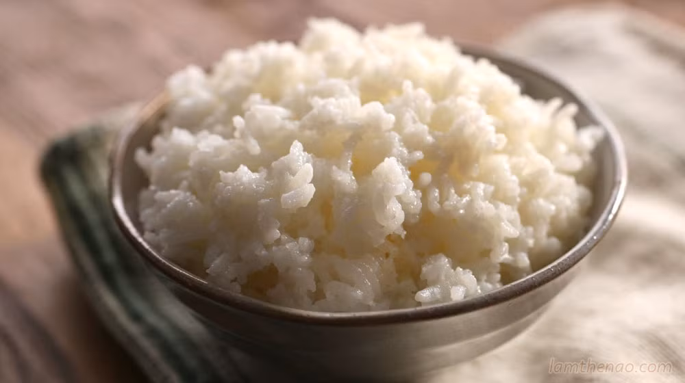 Theo các nhà khoa học, trong cơm nguội chứa bacillus cereus, vi khuẩn này sẽ làm bạn có các hội chứng ngộ độc như đau đầu, chóng mặt, buồn nôn, đi ngoài. Ảnh: Lamthenao.