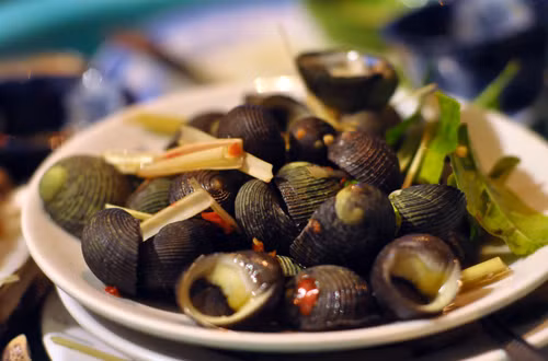 Người có tiền sử dị ứng: ốc và các loại hải sản thường rất dễ gây dị ứng đối với những người có cơ địa nhạy cảm. Chính vì thế, hãy chắc chắn rằng bạn không bị dị ứng với ốc. Ảnh: Infonet.