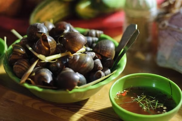 Dễ bị ngộ độc nếu như không cẩn thận ăn ốc luộc cùng với các thực phẩm khác giàu vitamin C. Ảnh: Bếp 360