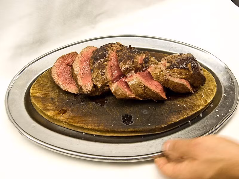 Món bít tết nổi tiếng được bán tại New York. Đây là món ăn có truyền thống lâu đời được người địa phương yêu thích nhất.