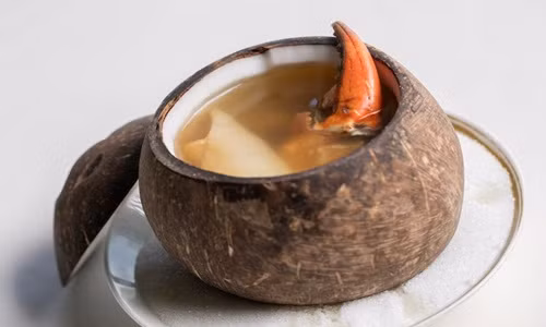 Món súp càng cua nấu trong quả dừa khô của thành phố Thượng Hải.