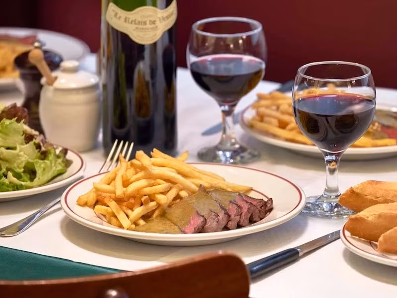 Những người mê thịt bò cũng không nên bỏ qua bít tết tại Paris.