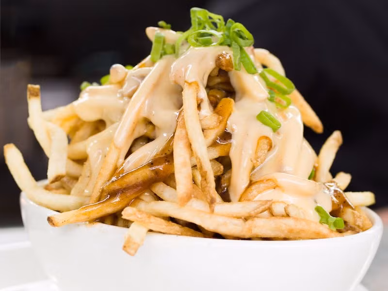 Khoai tây chiên xào với nước sốt cừu phủ phô mai tan chảy là một món ăn nổi tiếng của người Canada.