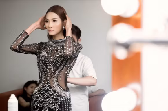 Là một siêu mẫu, Hoàng Thùy không chỉ quan tâm đến vóc dáng mà còn phải chăm sóc để có một làn da đẹp mỗi lần xuất hiện. Ảnh: ngôi sao.