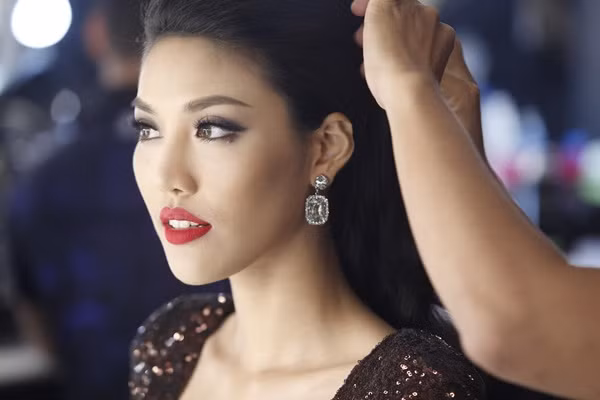 Ngoài ra, Lan Khuê còn rất chú trọng đến việc lựa chọn các loại mỹ phẩm vì phải thường xuyên trang điểm. Những sản phẩm có nguồn gốc tự nhiên, sản phẩm nội địa của Nhật Bản được người đẹp quan tâm nhiều nhất. Ảnh: Báo Dân trí. 