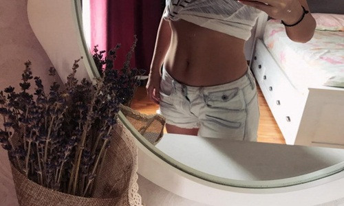 Trên thực tế, có đến 90% chị em phụ nữ sau sinh nhất là sinh 2 con như Đan Lê gặp rất nhiều vấn đề trong việc giảm cân và lấy lại vóc dáng. Hầu hết các chị em đều than phiền về vòng 2 quả khổ mà không biết phải làm thế nào. Ảnh: Trẻ đẹp sau sinh.