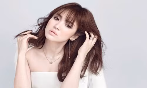 Bạn sẽ vô cùng bất ngờ vì Song Hye Kyo là người nổi tiếng kỹ tính trong việc làm đẹp và chính vì thế cô thực hiện nhiều phương pháp chăm sóc làn da tươi trẻ, căng mịn một cách tự nhiên nhất để không bao giờ bị lệ thuộc vào mỹ phẩm.
