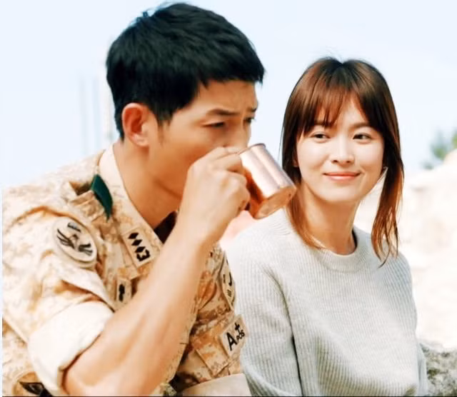 Không thể phủ nhận dù hơn vị hôn phu đến 4 tuổi, nhưng Song Hye Kyo vẫn rất xứng đôi vừa lứa với tài tử Song Joong Ki bởi với vẻ đẹp thuần khiết, tự nhiên và làn da căng bóng không tỳ vết.