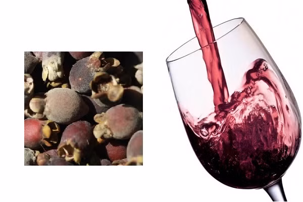 Rượu sim được dùng làm đồ uống khai vị, hỗ trợ tiêu hóa và đặc biệt là tăng cường sinh lý nam giới. Ảnh: Phuquocislandholidays