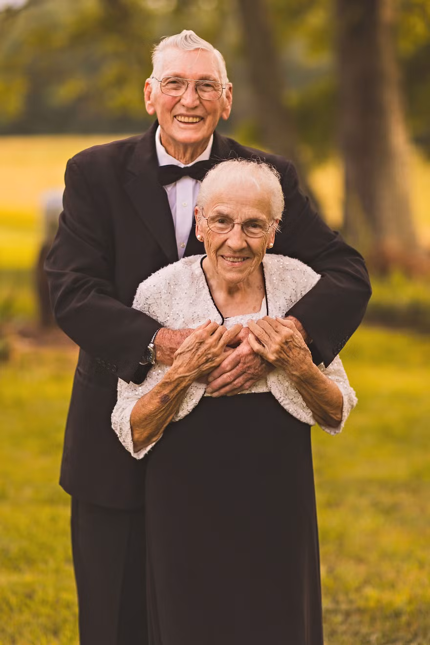 Chia sẻ trên trang Borepanda ông Harold nam chính trong bức ảnh cho biết:" Vợ tôi Ruby bị mắc chứng mất trí nhớ ngày càng nghiêm trọng. Đôi khi cô ấy không thể nhớ tôi hoặc lần cuối cùng chúng tôi chụp ảnh cùng nhau. Tôi thực sự rất buồn khi nghĩ đến việc người phụ nữ này sẽ quên hoàn toàn những ngày tháng tuyệt vời chúng tôi ở bên nhau".