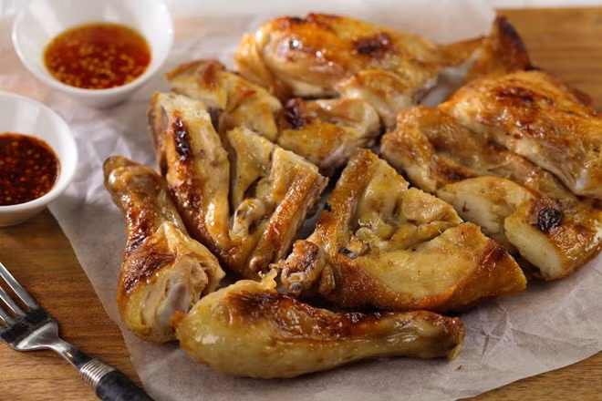 Bên cạnh thịt gà và thịt lợn thì mọi người cũng có thể thay đổi các món ăn được chế biến từ các loại thịt khác để mâm cỗ cúng được đa dạng hơn mà vẫn đảm bảo thuần phong mỹ tục. Ảnh: Pnvnuocngoai.