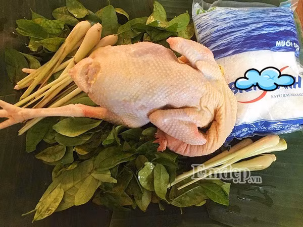 Cách làm: Dùng nồi hấp lót giấy bạc, rải một lớp muối trắng tiếp đến là một lớp lá chanh sau đó mới để gà lên (không để cho gà tiếp xúc với muối). Bắc lên bếp hấp đến khi gà chín thì lấy ra chặt miếng. Ảnh: Báo mới. 