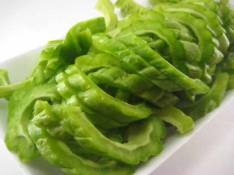 Bước 1: mướp đắng rửa sạch, bỏ hạt, thái thành lát mỏng sau đó đem xay thật nhuyễn. Ảnh: Làm thế nào. 