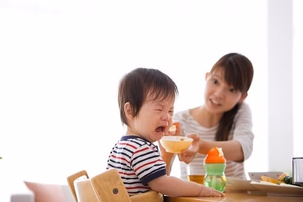 Không có cách nào khiến con tự nguyện há miệng, nhiều bà mẹ Việt đè con ra để cậy miệng hoặc bóp mũi để con phải há miệng. Đối với những đứa trẻ cách làm này không khác gì mẹ đang tra tấn ép cho con ăn hết khẩu phần ăn của mình. Ảnh: Web trẻ thơ. 