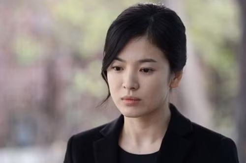 Kiểu tóc đen uốn nhẹ trong phim một cho tất cả lại giúp vợ sắp cưới của Song Jong Ki trở nên nữ tính, đằm thắm và trưởng thành hơn.