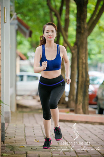 Một số bài tập nhẹ nhàng mà mẹ sau sinh có thể thực hiện như: gập bụng, đi bộ hoặc là bôi gel, quấn đai khi rảnh rỗi để có được vòng eo như ý. Ảnh: Sài Gòn Smile spa. 