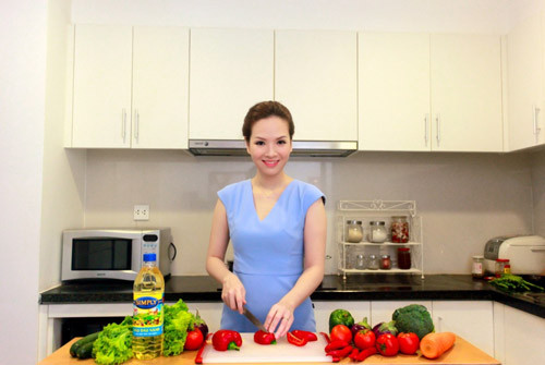 Xây dựng một chế độ ăn uống sau sinh hợp lý là cách mà bà mẹ 2 con luôn nhắc nhở bản thân mình, không ăn uống vô độ, luôn chuẩn bị hạt khô, hoa quả sấy để ăn khi đói. Ảnh: Báo mới. 