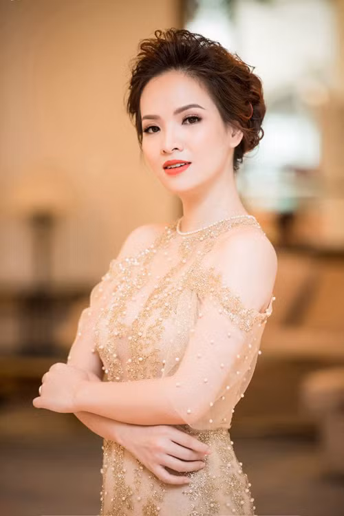 Hãy học bí quyết của nữ MC kiêm diễn viên Đan Lê để có vòng eo con kiến sau sinh mà vẫn đảm bảo sức khỏe để chăm con tốt. Ảnh: 24h. 